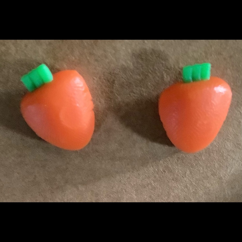 Carrot stud earrings 🥕